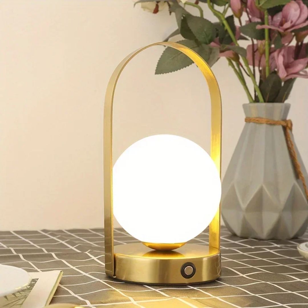 Sfeervolle LED buitenlamp, draadloos en oplaadbaar, ideaal voor tuin, terras of camping.