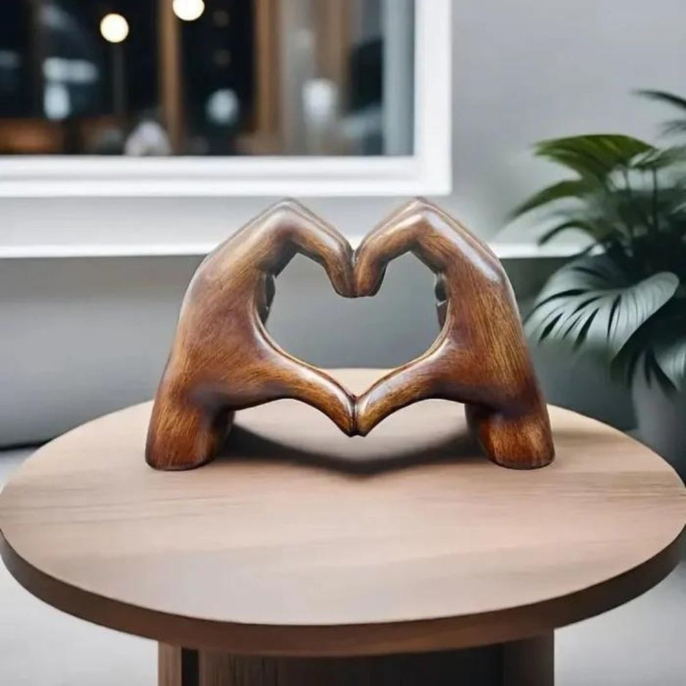 Elegant houten liefdeshart beeldje, symbolisch Valentijnscadeau voor romantische huisdecoratie.