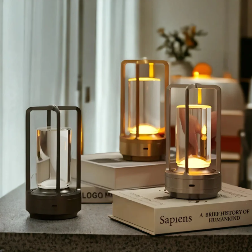 Elegante draadloze LED tafellamp van metaal met kristal, dimbaar via touchsensor. Beschikbaar in zilver, goud of zwart.