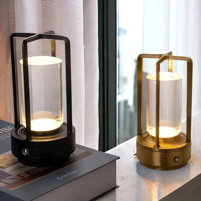 Scandinavische draadloze LED tafellamp, dimbaar en oplaadbaar, met strak design. Ideale sfeerverlichting voor interieur.