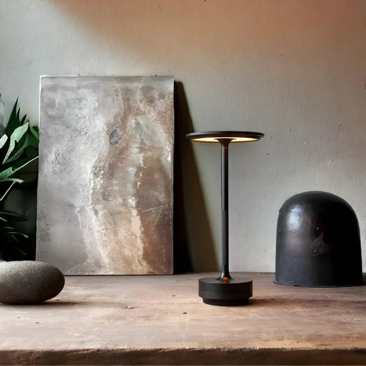 Grijze LumoVibe oplaadbare LED tafellamp. Strak design voor sfeervolle interieurverlichting met touch functionaliteit.