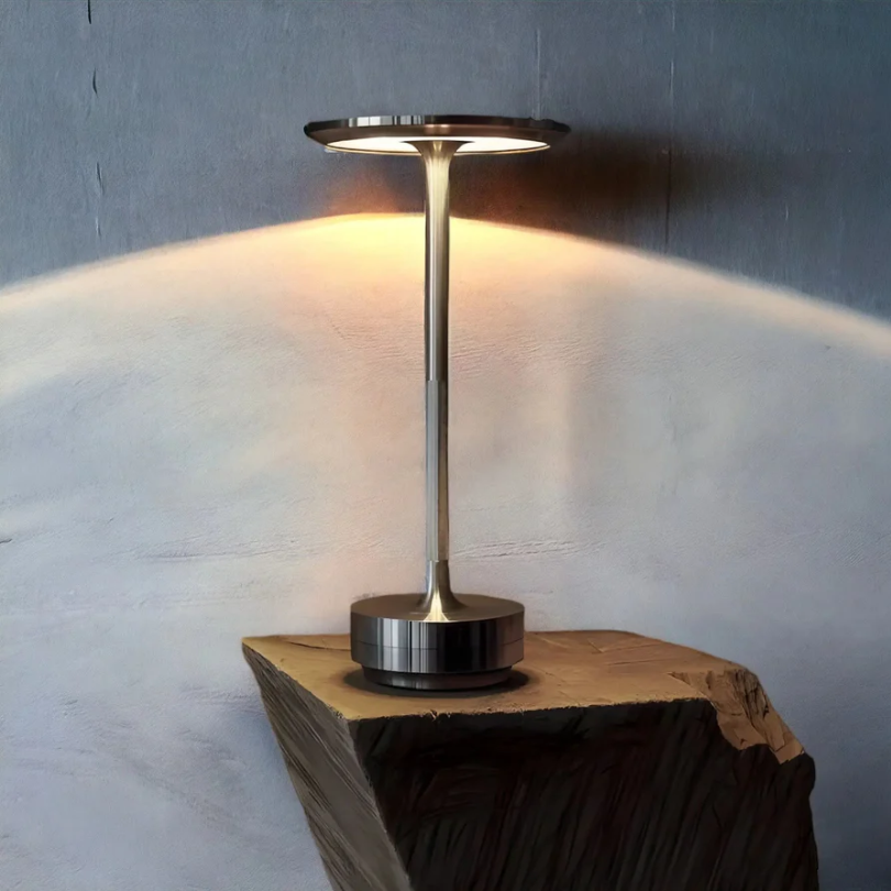 Gouden LumoVibe draadloze tafellamp. Luxe LED nachtlampje met sfeerverlichting, perfect voor een chique interieur.