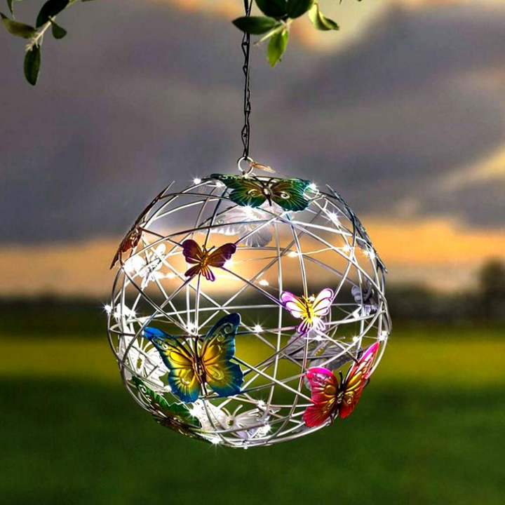 Sfeervolle LED vlinder tuinverlichting op zonne-energie. Decoratieve buitenverlichting voor een gezellige tuin.