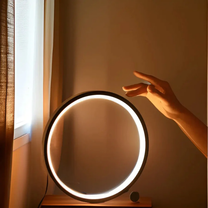 Dimbare ronde LED tafellamp LumaCircle, moderne sfeerverlichting voor woon- of slaapkamer. Energiezuinig.