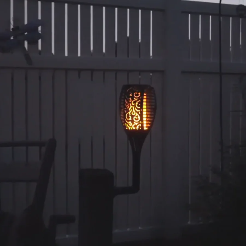 Decoratieve LED tuinfakkels met realistisch vlam effect op zonne-energie, perfect voor sfeervolle buitenverlichting.
