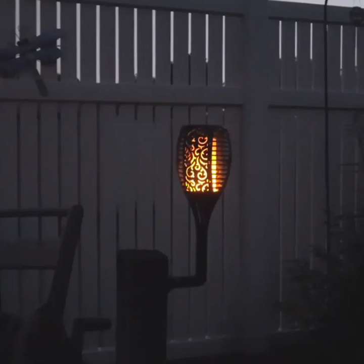 Decoratieve LED tuinfakkels met realistisch vlam effect op zonne-energie, perfect voor sfeervolle buitenverlichting.