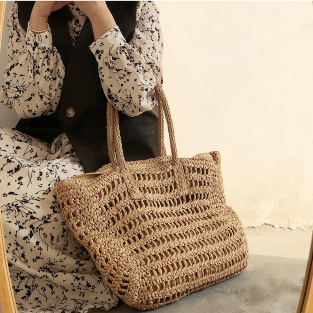 Ruime en trendy geweven zomertas voor vrouwen, perfect als vakantie handtas of stijlvolle schoudertas.