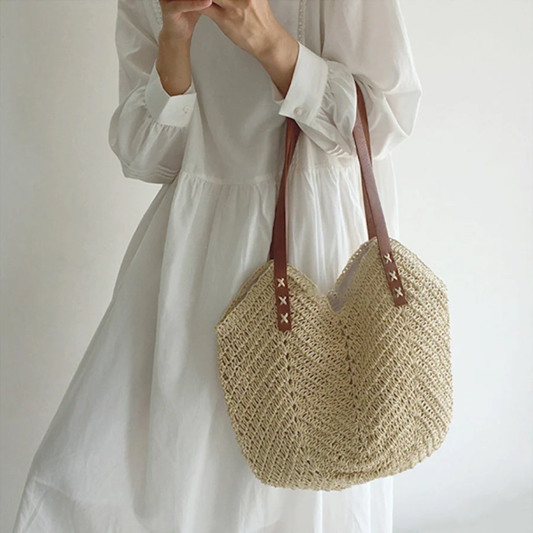 Witte BreezeWoven schoudertas met geweven detail en ruime binnenkant. Ideaal als trendy dames handtas.