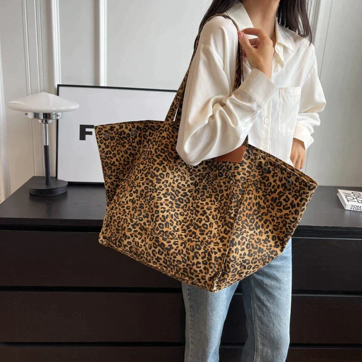 Praktische dames handtas met luipaardprint en handige vakken, ideaal voor dagelijks gebruik.