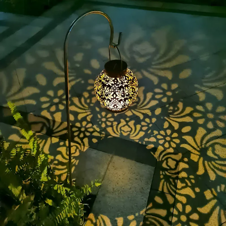 Duurzame buitenverlichting: waterdichte LED solar hanglamp. Geniet van sfeer zonder stroomkosten in je tuin.