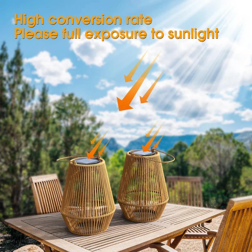 Elegante handgeweven rotan solar tuinlamp SunWeave. Waterdichte LED sfeerverlichting, perfect voor buiten.