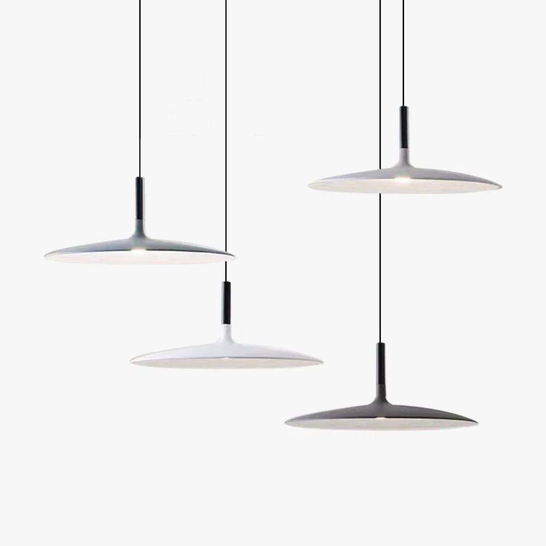 Strakke AuraPan LED hanglamp verlicht een ruime woonkamer, benadrukt modern design en functionaliteit.