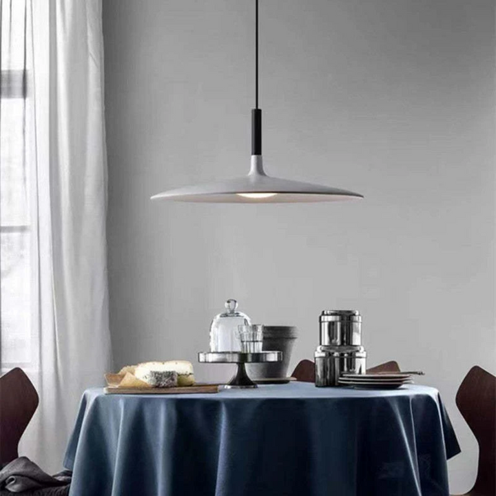De AuraPan: een veelzijdige en energiezuinige LED hanglamp, geschikt voor elk modern interieur.