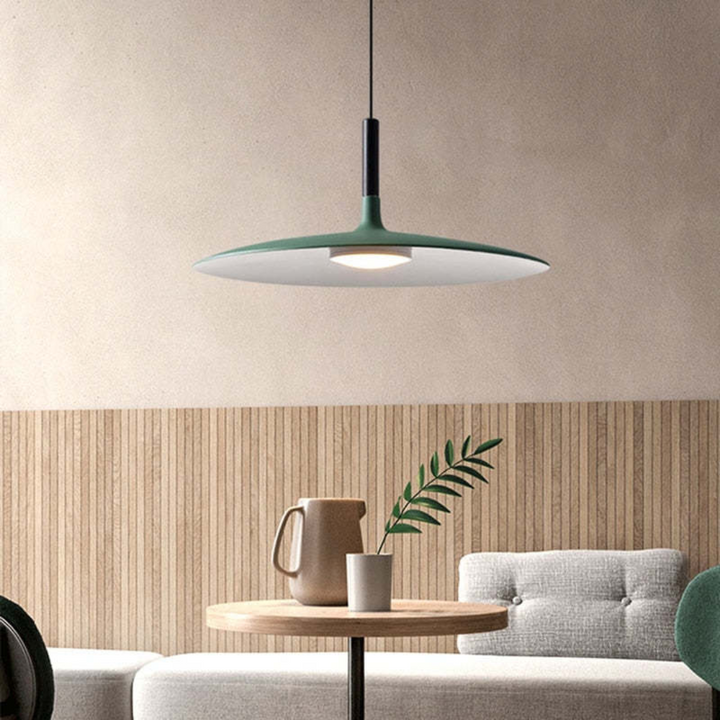 AuraPan LED plafondlamp met strakke lijnen, perfect voor design binnenverlichting in de hal of woonkamer.
