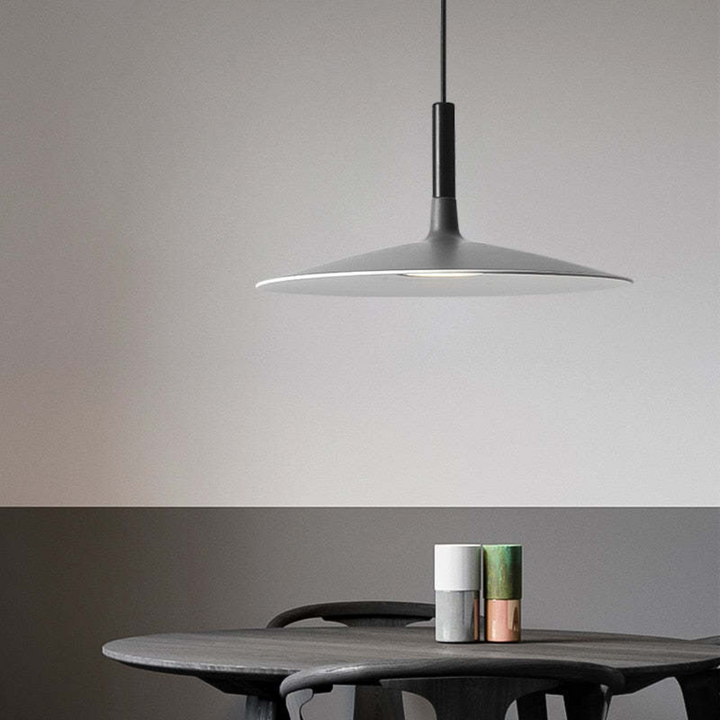 Detailopname van de slanke constructie en efficiënte LED's van de AuraPan hanglamp.