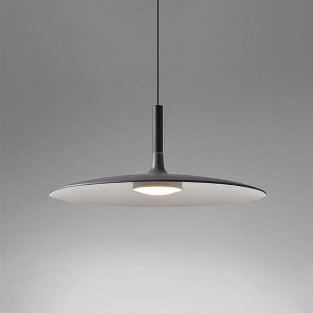 Nauwkeurige weergave van de strakke afwerking van de AuraPan design LED hanglamp.