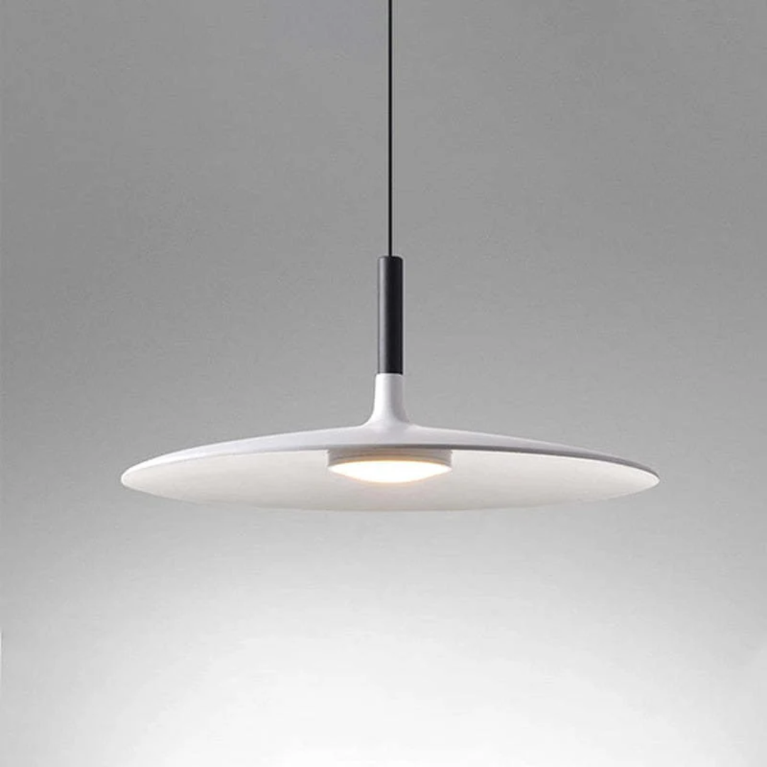 AuraPan LED hanglamp in minimalistisch interieur, accentueert modern design en helder licht.