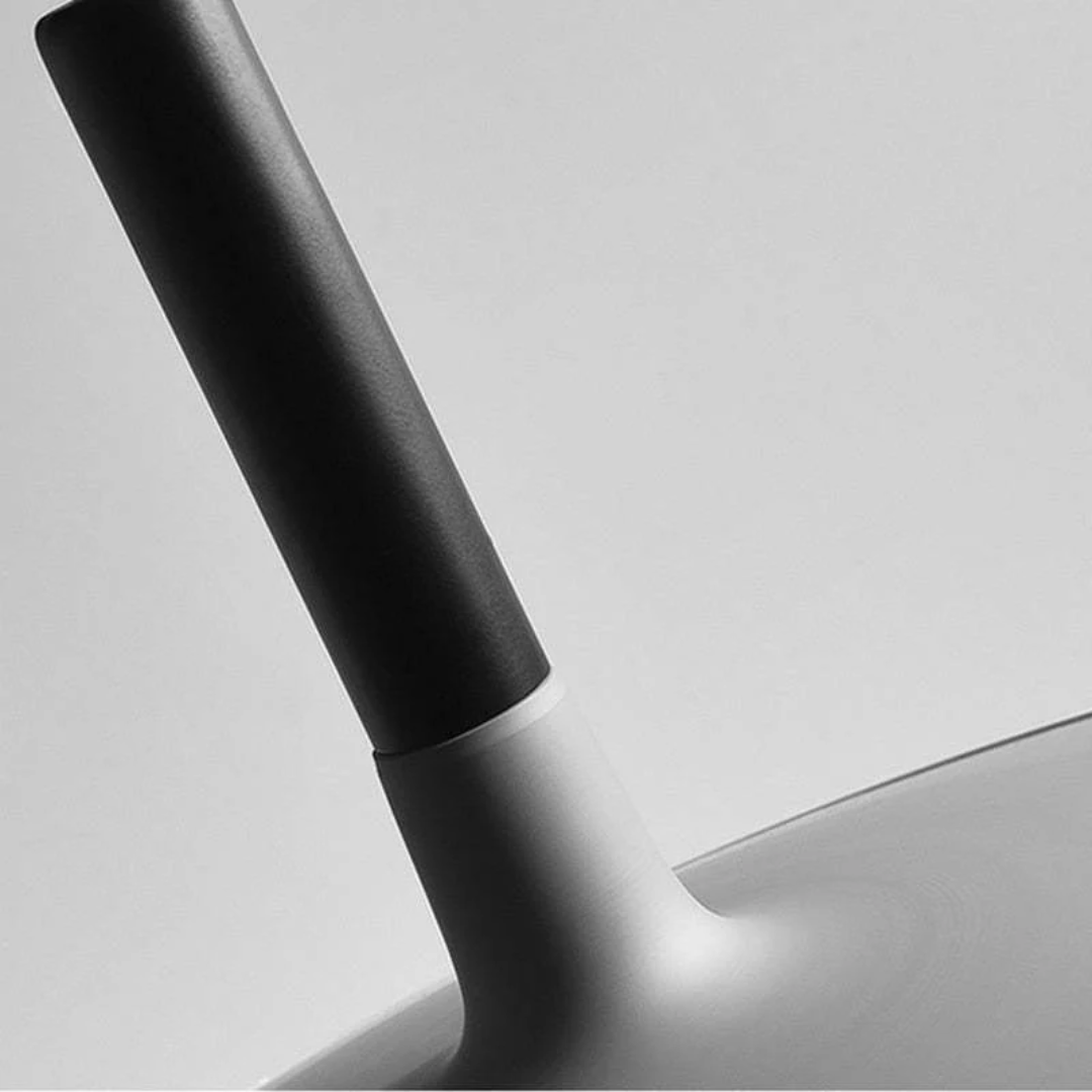 Energiezuinige AuraPan design LED hanglamp boven eettafel, ideaal voor moderne eetkamer verlichting.