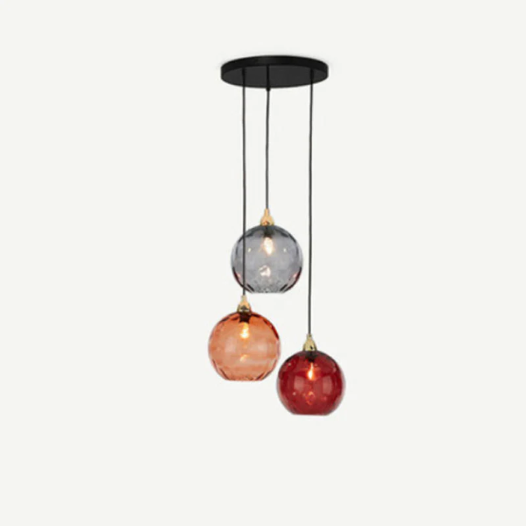 Organisch design hanglamp met 3 kappen, creëert een uniek lichtspel in huis.