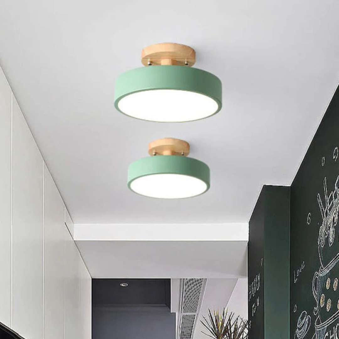 Compacte Nova LED plafondlamp, discreet maar sfeervol, perfect voor lage plafonds.