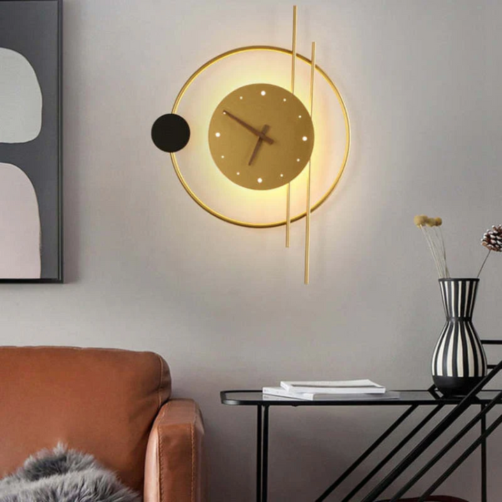 Goudkleurige Chronos LED wandkloklamp. Decoratieve binnenverlichting met minimalistische klokfunctie.