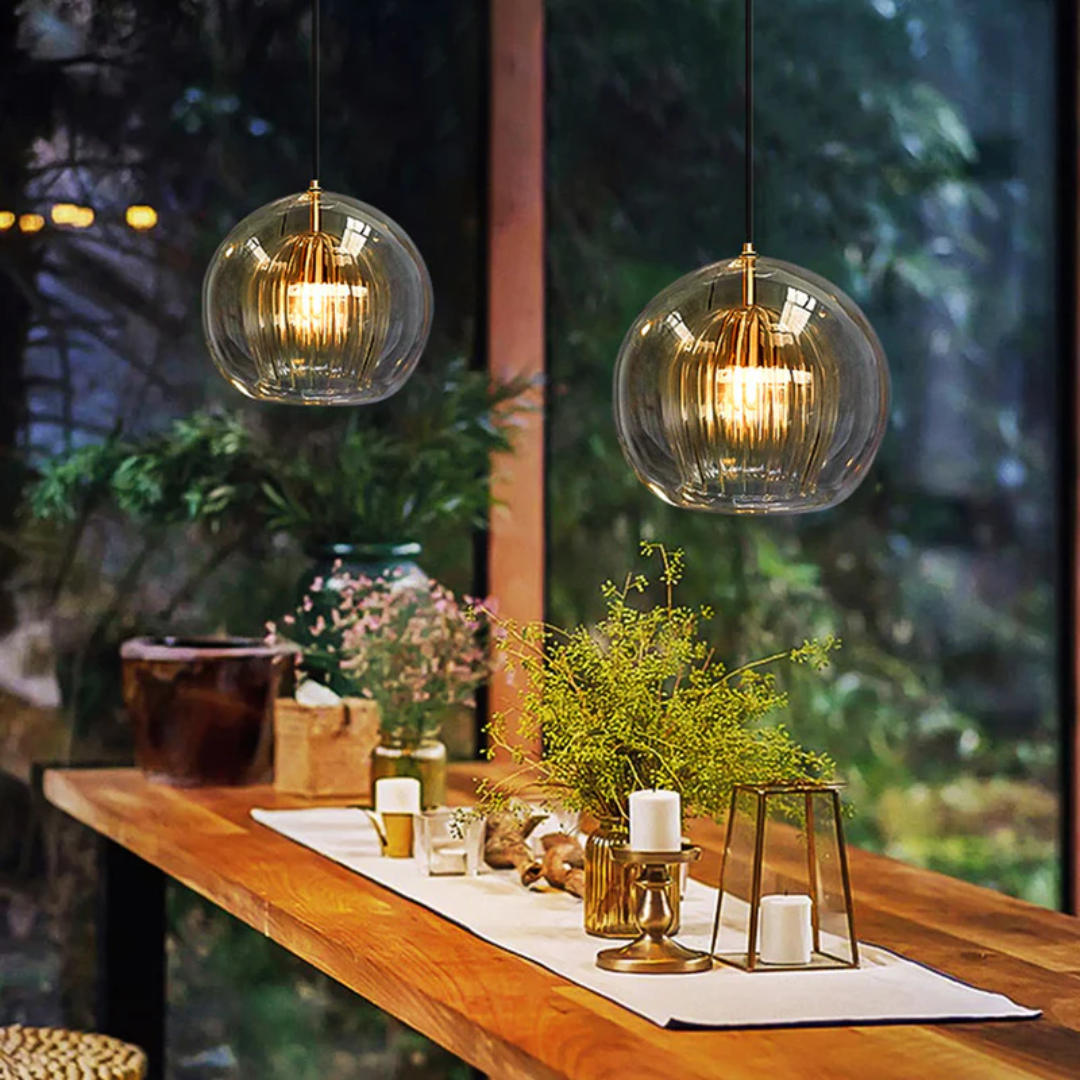 Decoratieve LED hanglamp Aurora Sphere, bolvormig met warm licht, perfect voor ontspanning.