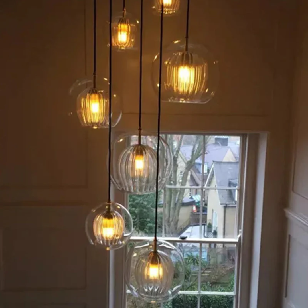 Doorzichtige bol LED hanglamp Aurora Sphere, minimalistisch en functioneel design.