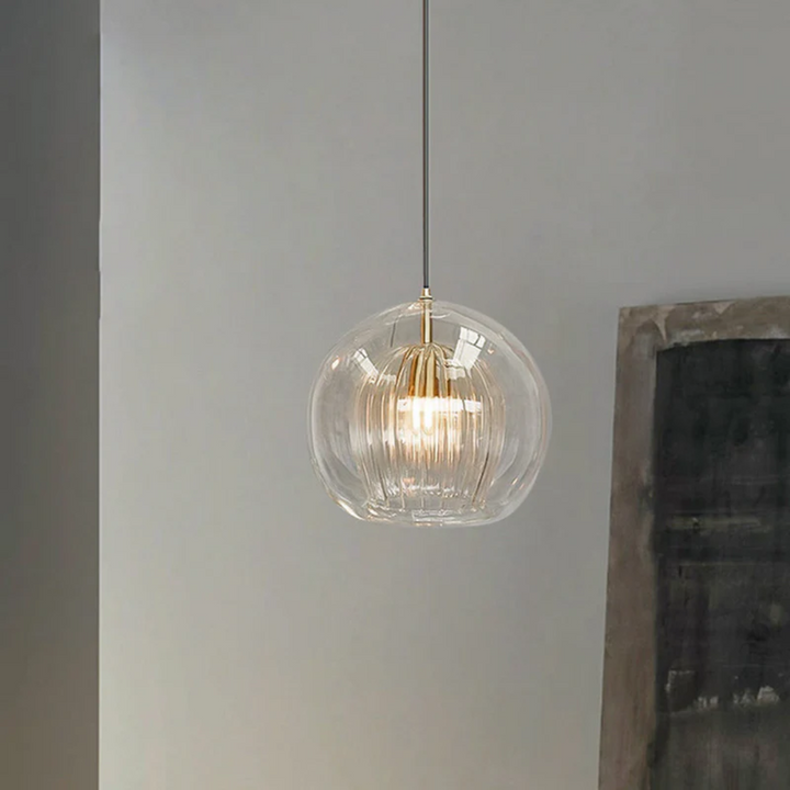 Amberkleurige bolvormige hanglamp Aurora Sphere, moderne verlichting voor comfort.