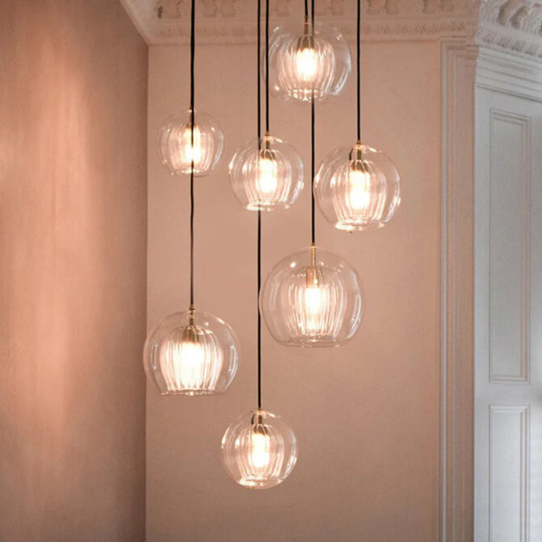 Sfeervolle Aurora Sphere LED hanglamp, bolvormig en energiezuinig design in glas.