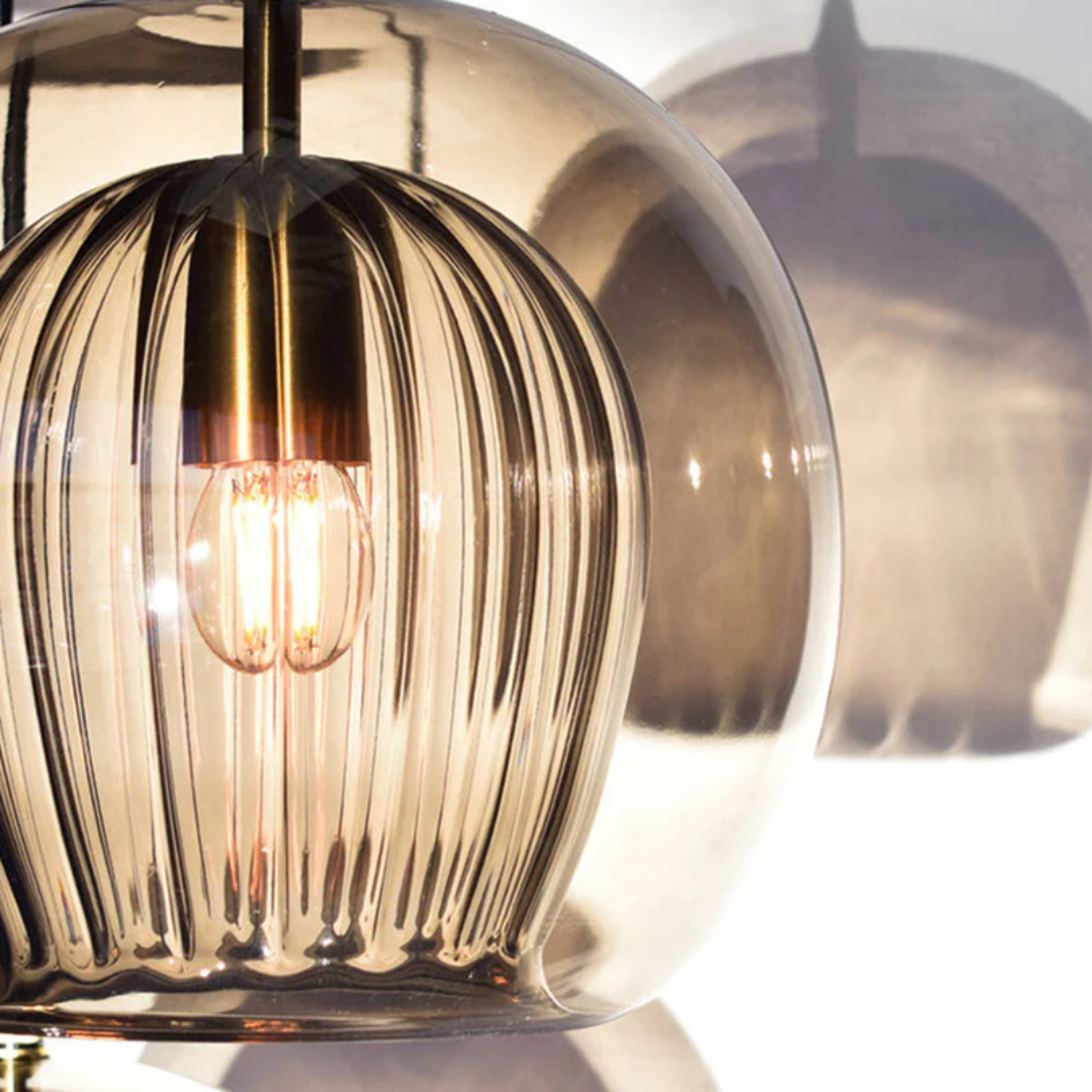 Design LED hanglamp Aurora Sphere met amberkleurig glas, perfect voor eetkamer.