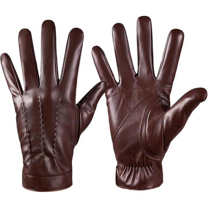 Man met leren winterhandschoenen Daniel tijdens een winterse wandeling; comfortabel en warm buiten.