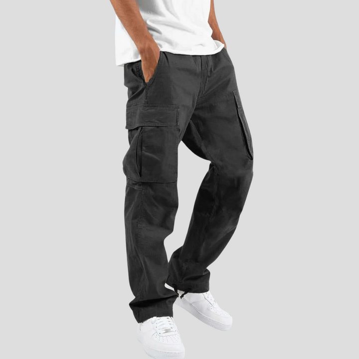 Duurzame heren cargobroek van robuuste katoenmix, comfortabel voor streetwear en casual gelegenheden.