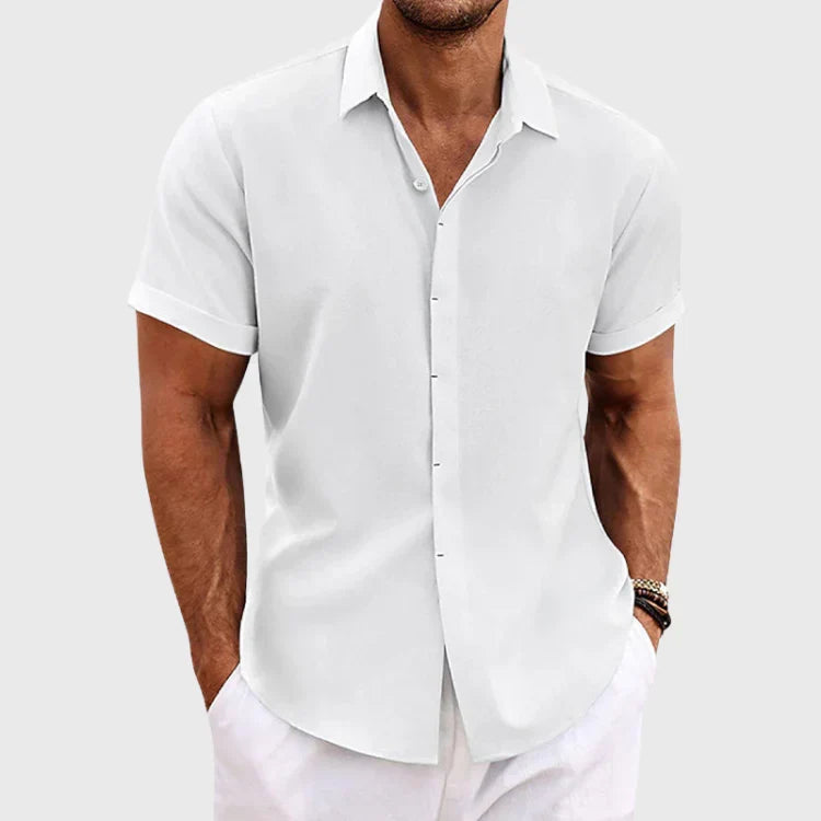 Man draagt een casual zomershirt met korte mouwen, ideaal voor ontspannen dagen en warme temperaturen.