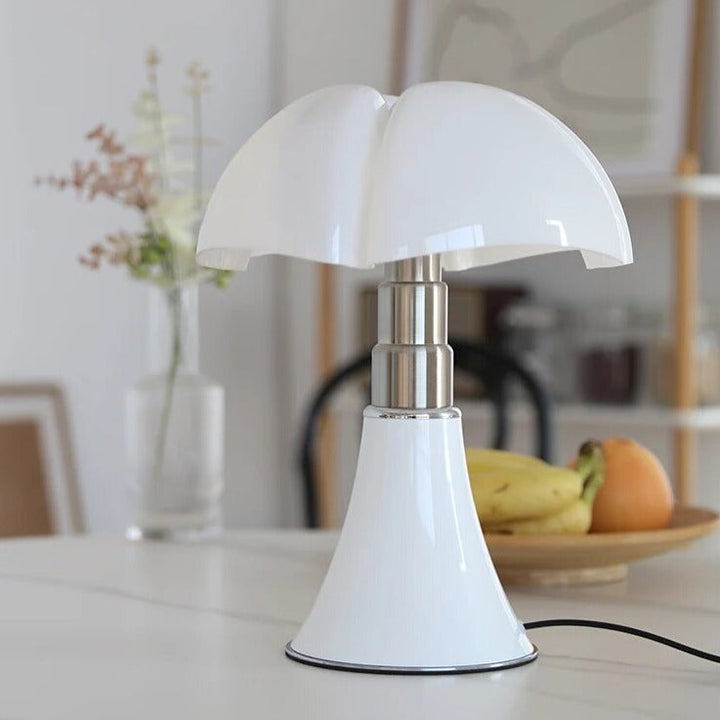 Compacte Flower tafellamp, perfect voor slaapkamer of bureau als moderne retro LED lamp.