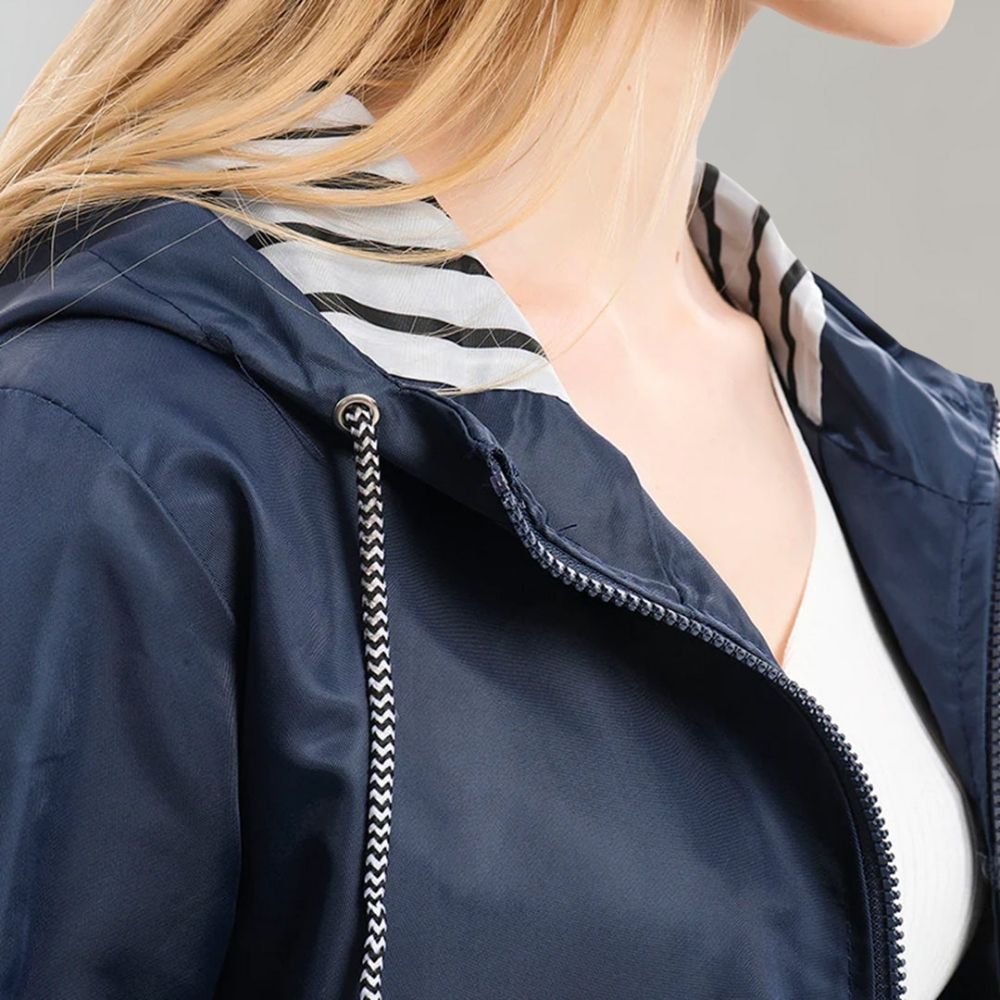 Modieuze lange regenjas dames; trendy design, ideaal voor stijlvolle outdoor look.