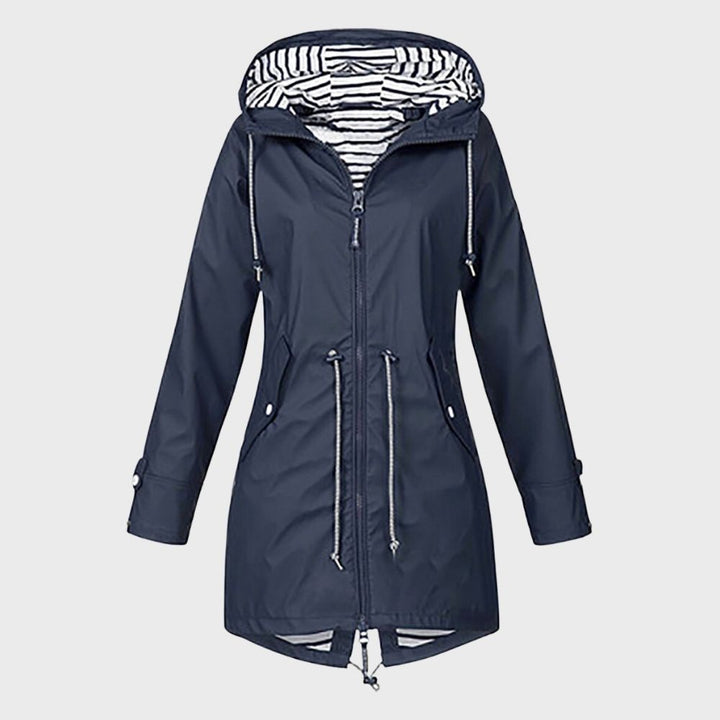 Elegante lange dames regenjas; moderne pasvorm voor stijlvolle bescherming tegen regen.