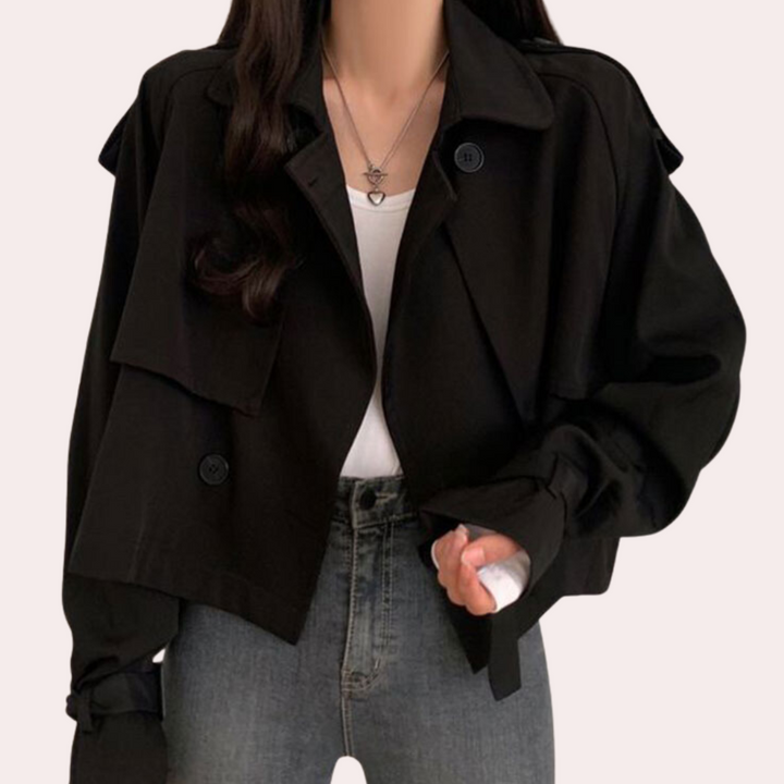 Trendy khaki korte damesjas, de Sienna is een elegante en praktische overgangsjas voor dagelijks gebruik.