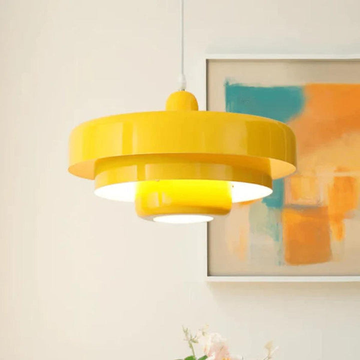 Vintage LED hanglamp met metalen kap, tijdloos design voor sfeervolle eetkamer of woonkamer.