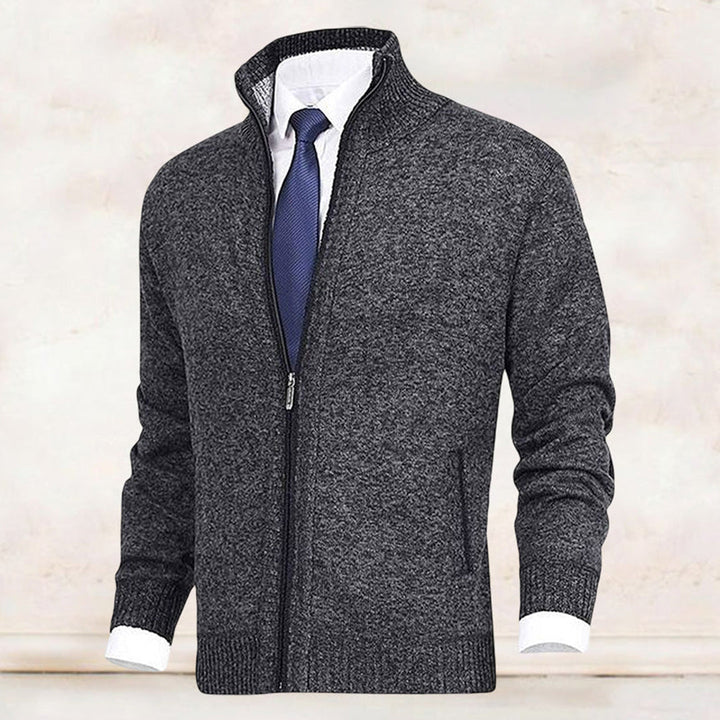 Herenvest met rits over een shirt, creëert een modieuze gelaagde look. Geschikt voor elke gelegenheid.