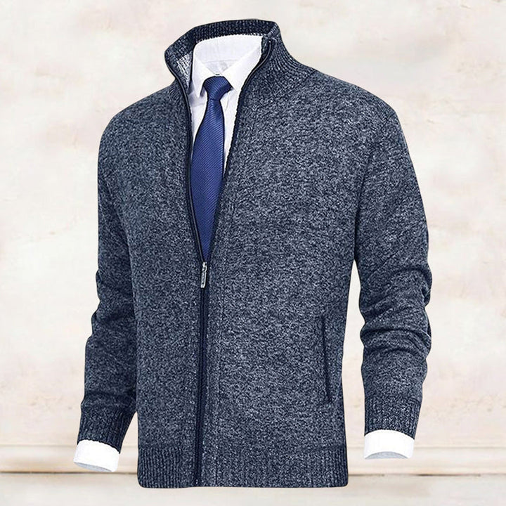 De achterkant van een stijlvol herenvest met rits, toont de moderne pasvorm. Comfortabele mannenmode.