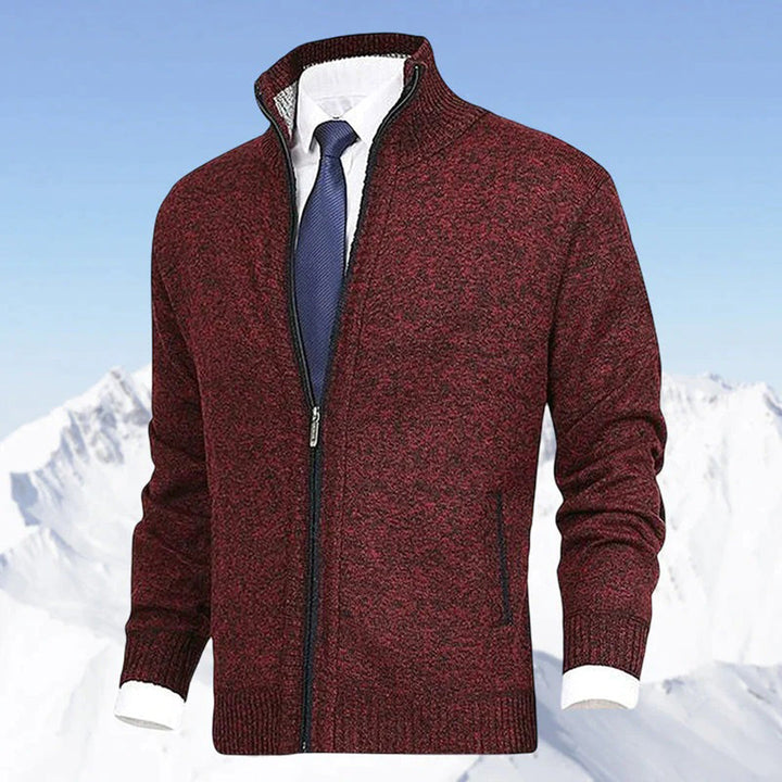 Casual herenvest met rits, gedragen als onderdeel van een ontspannen outfit. Modieus en comfortabel.