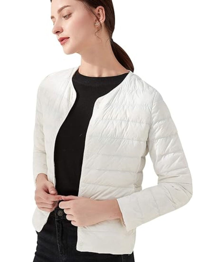 Effen blauw kort dames donsjack, comfortabel en warm. Modieuze winterjas, perfect voor dames.