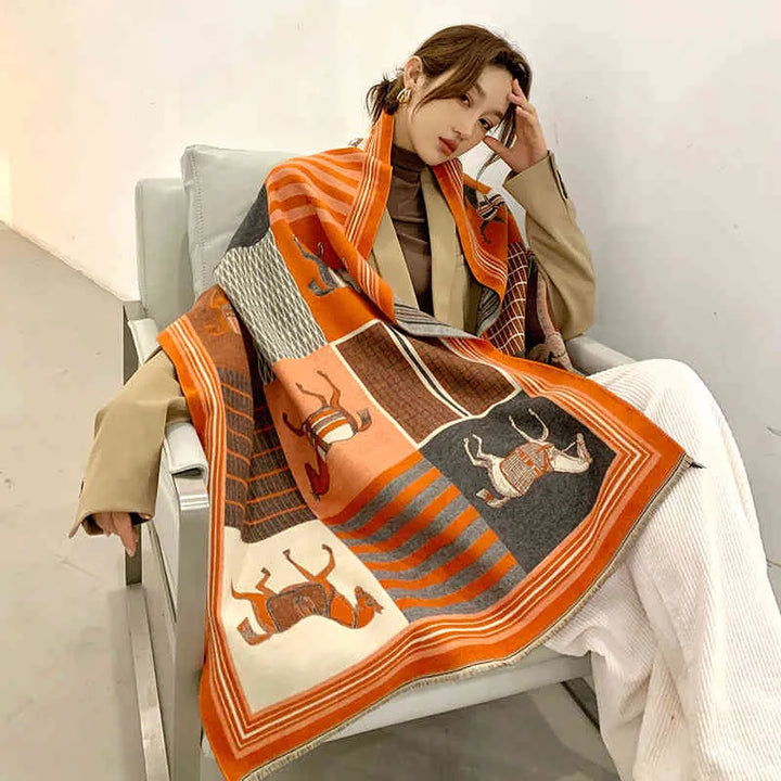 Zwarte modieuze dames kasjmier sjaal, heerlijk zacht en warm. Ideaal winter accessoire.
