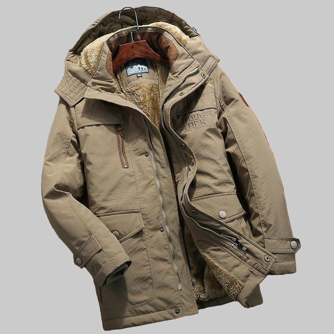 Functionele zwarte heren gewatteerde jas met capuchon, ideaal als warme waterafstotende winter- of tussenjas.