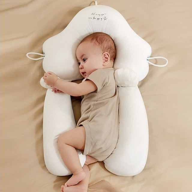 Bovenaanzicht ergonomisch slaapkussen, toont unieke vorm voor optimale ondersteuning van pasgeboren baby's.