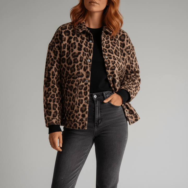 Boxy dames overgangsjas Lucy. Comfortabel bomberjack met trendy luipaardprint en wijde pasvorm voor casual looks.