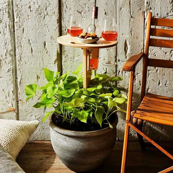 Houten tuintafel, inklapbaar, speciaal ontworpen voor het serveren van wijn en hapjes buiten. Handige wijnglashouder.
