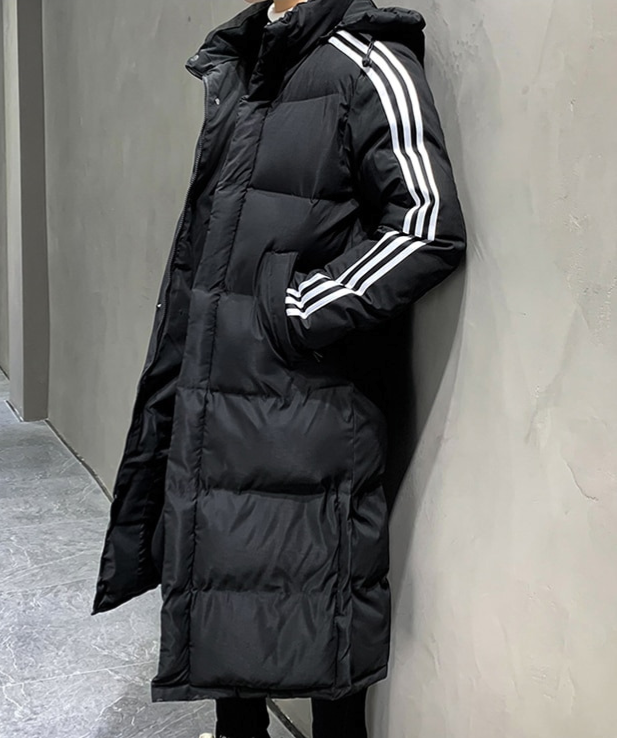 Zwarte heren gewatteerde lange winterjas, sportief en warm. Perfect voor buitenkleding in de kou.