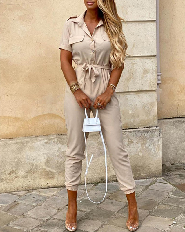 Achterkant van de comfortabele dames jumpsuit met korte mouw en ceintuur. Een complete outfit voor diverse gelegenheden.