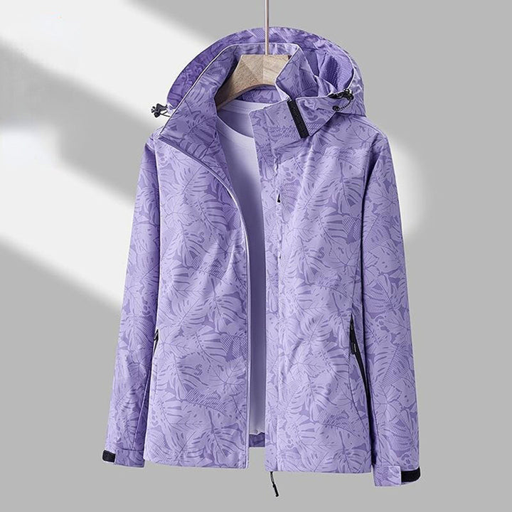 Winddichte damesjas Ayla met capuchon. Comfortabele en trendy weerbestendige buitenjas voor vrouwenmode.